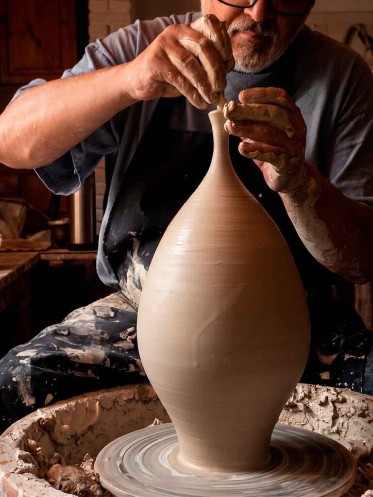 Fernando Durao throwing stoneware on the wheel in his Buenos Aires studio — 35 years of studio pottery