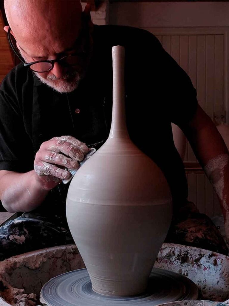 Fernando Durao throwing a stoneware vase on the wheel in his Buenos Aires studio — 35 years of wheel-thrown pottery