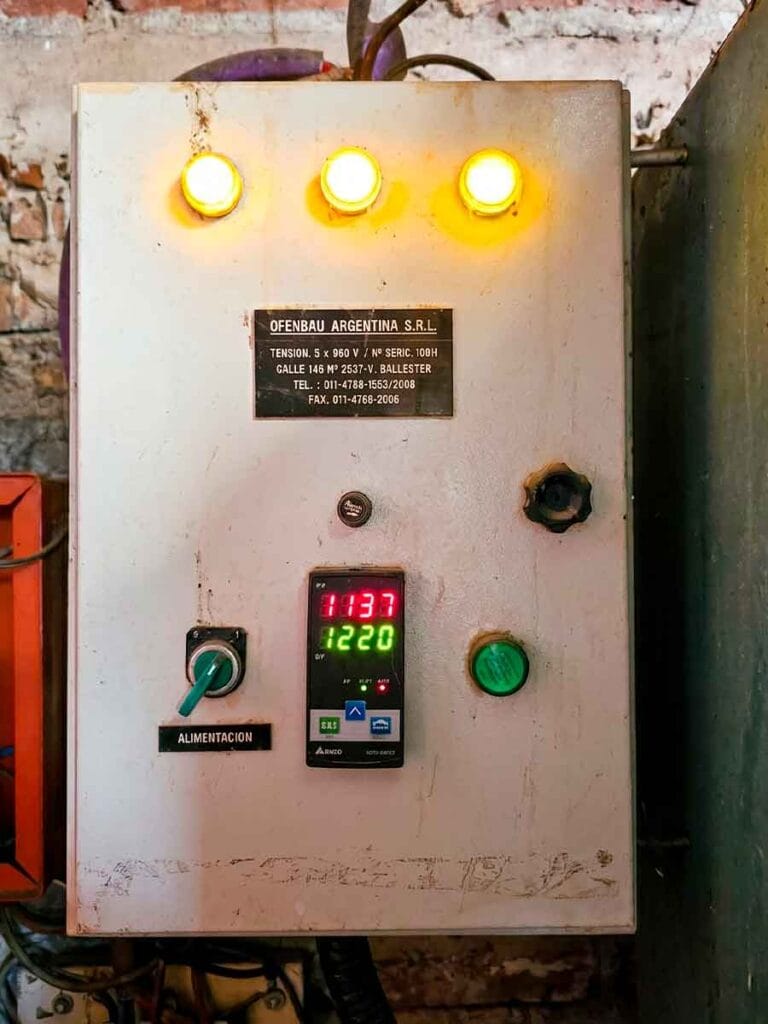 Kiln temperature controller during stoneware firing at 1200°C — Fernando Durao's studio Buenos Aires