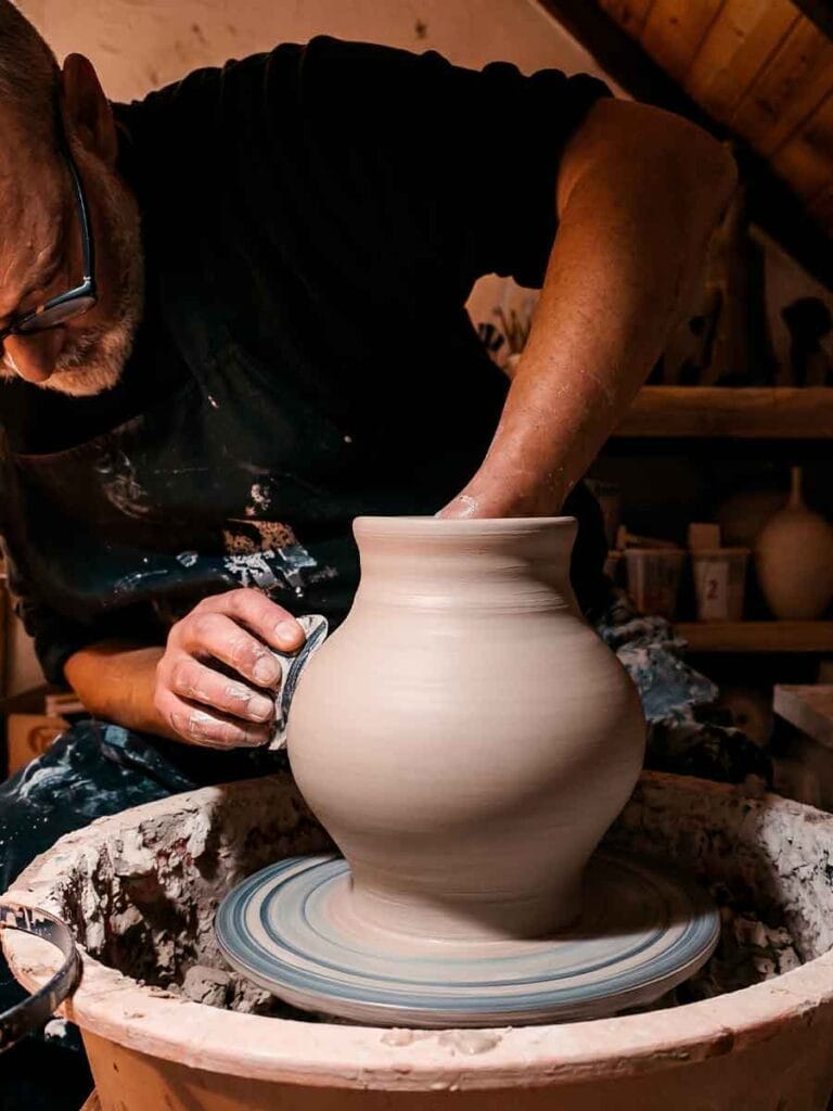 Fernando Durao throwing a stoneware vase on the wheel — studio pottery Buenos Aires, 35 years of practice