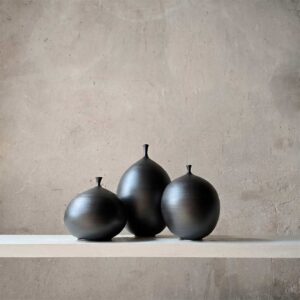 Handmade black stoneware vase set — Unikas Black #215 by Fernando Durao, studio pottery Buenos Aires