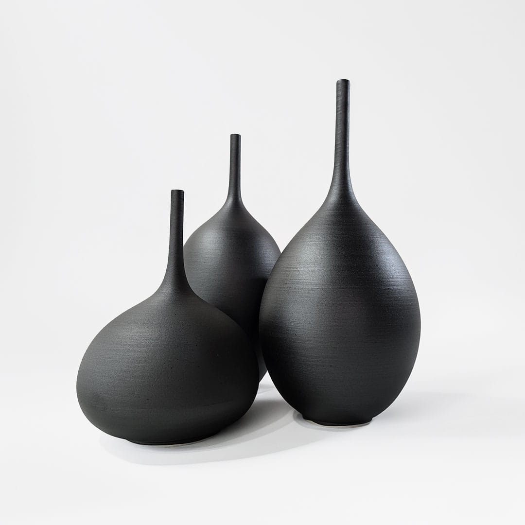 Custom matte black mineral slip on stoneware — handmade ceramic art by Fernando Durao Argentina