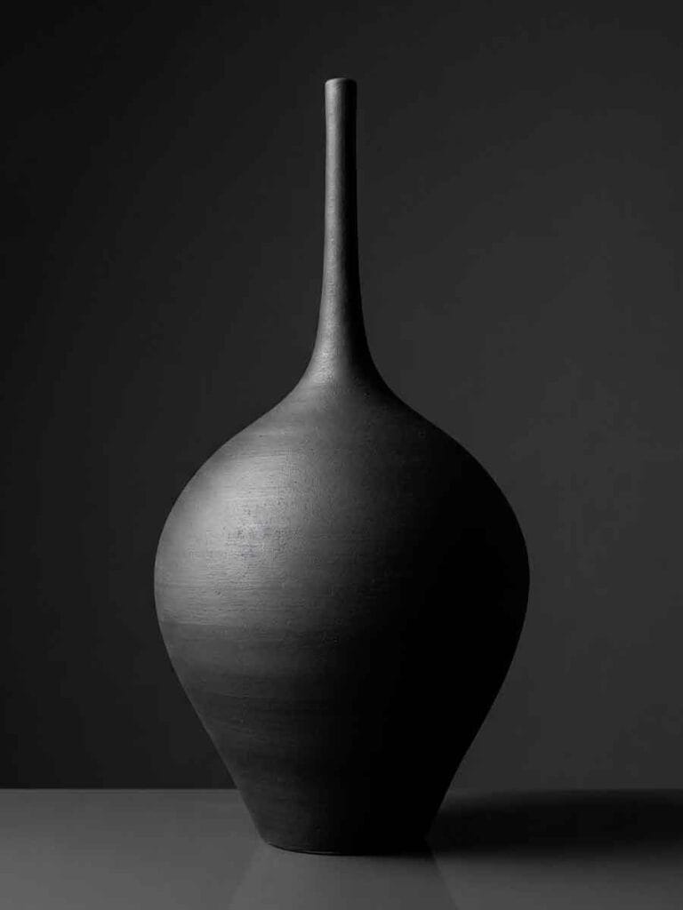 Unikas Black — handmade black ceramic vase by Fernando Durao, one of a kind studio pottery Buenos Aires